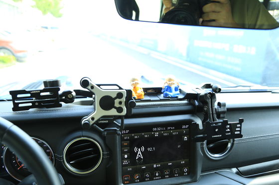 Hard Anodizing Finish Fahrzeug Mobiltelefonhalter für Jeep Center Console Halterung