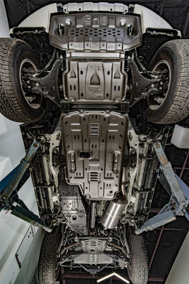 Hochgraue Motorschutzplatten für den Mitsubishi Pajero V93