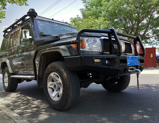 Fügen Sie Ihrem Toyota LC79 Stil und Funktionalität mit Rückstoßstange und Reifenträger hinzu