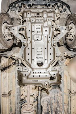 Schützen Sie Ihren Toyota Prado120-Motor mit einfach zu installierendem Fahrgestellschutz und Schlammschutz
