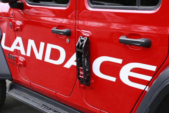 Schöne Schraube auf der Montage Klapptür Scharnier Auto Seitenschritt für Jeep Wrangler JL